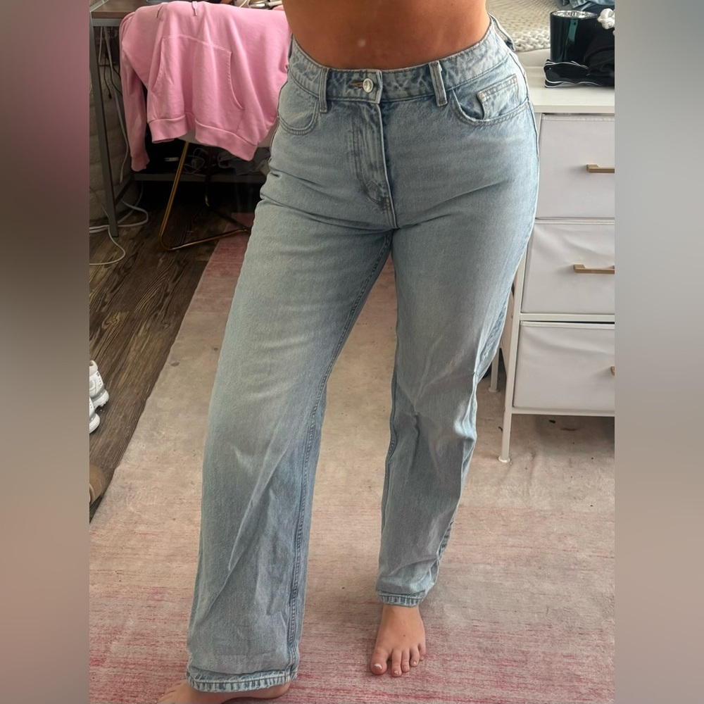 The cutest light wash Zara jeans